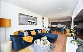 Spacious Designer 2Br Executive Apt, Near Beach & Marina, Central Location